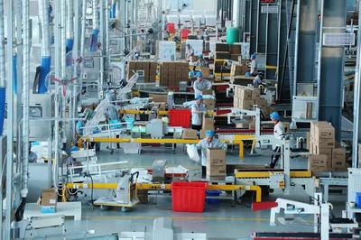 在山東辛化硅膠,工人在生產出口的水晶貓砂。資料片